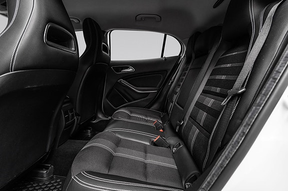 Mercedes-Benz GLA180 25 of 27