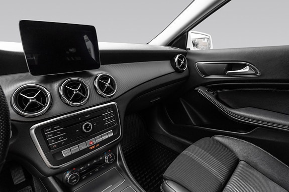 Mercedes-Benz GLA180 22 of 27