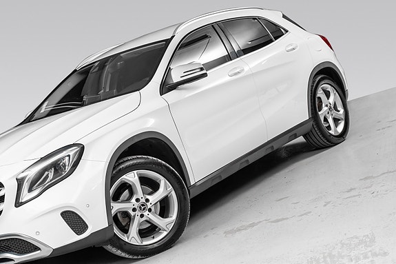Mercedes-Benz GLA180 3 of 27