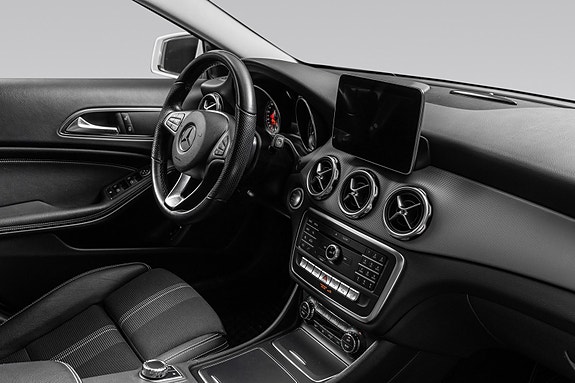 Mercedes-Benz GLA180 17 of 27