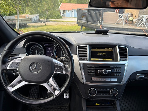 Mercedes-Benz ML350 6 of 22