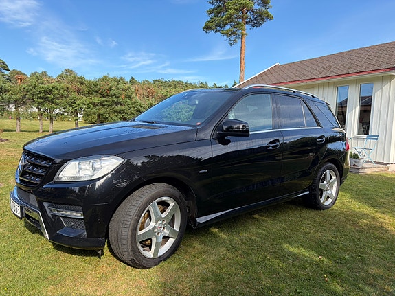 Mercedes-Benz ML350 2 of 22