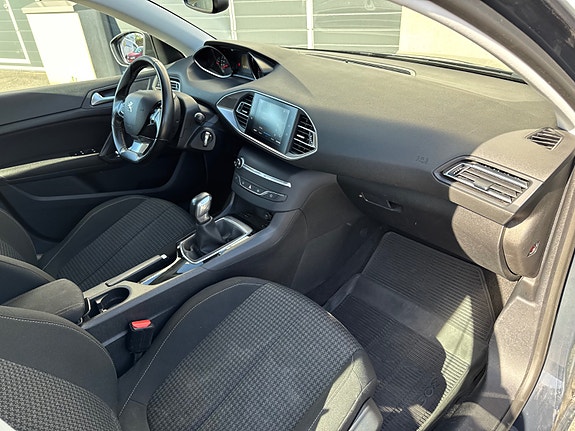 Peugeot 308 SW 19 of 30