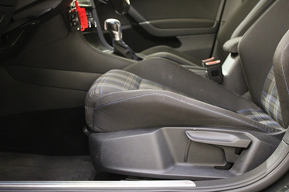Volkswagen Golf VII 23 of 30