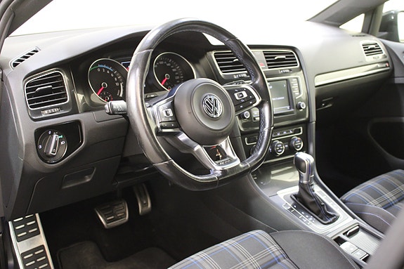Volkswagen Golf VII 27 of 30