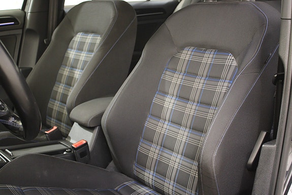 Volkswagen Golf VII 25 of 30