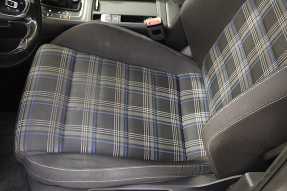 Volkswagen Golf VII 24 of 30