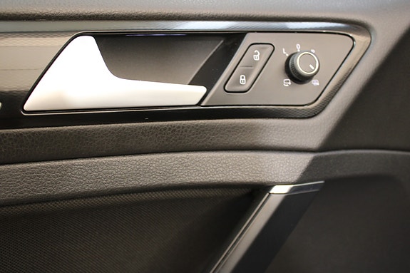 Volkswagen Golf VII 21 of 30