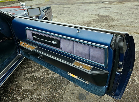 Lincoln Continental 21 of 27
