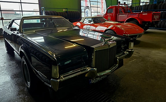 Lincoln Continental 5 of 27
