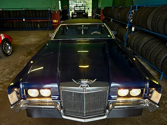 Lincoln Continental 9 of 27
