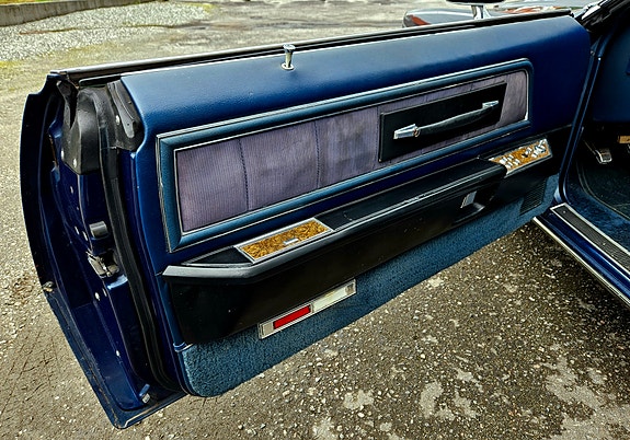 Lincoln Continental 20 of 27