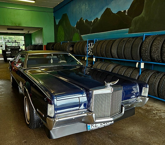 Lincoln Continental 4 of 27