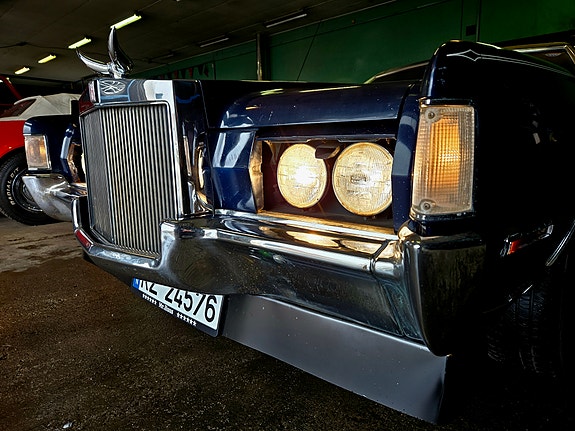 Lincoln Continental 10 of 27