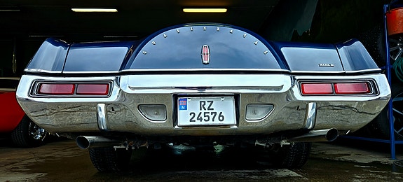 Lincoln Continental 11 of 27