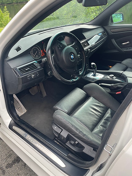 BMW 525Xi 7 of 16