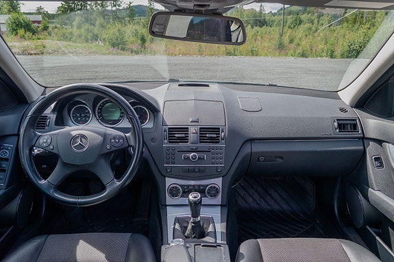 Mercedes-Benz C200 9 of 18