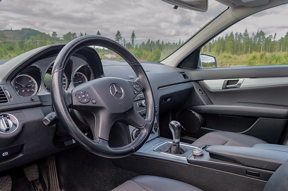 Mercedes-Benz C200 7 of 18
