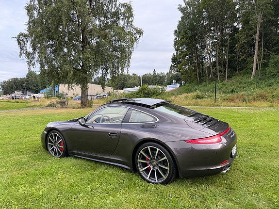 Porsche 911 Carrera 4S 17 of 30