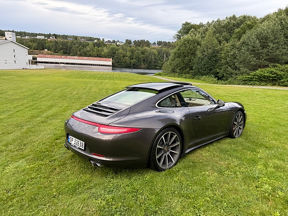 Porsche 911 Carrera 4S 2 of 30