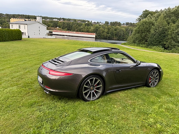 Porsche 911 Carrera 4S 3 of 30