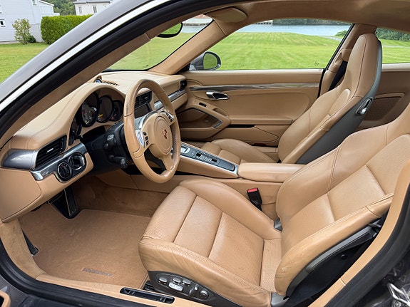 Porsche 911 Carrera 4S 25 of 30