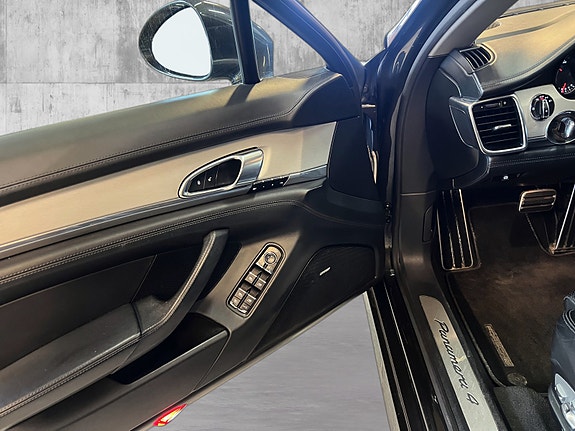 Porsche Panamera 4 13 of 30