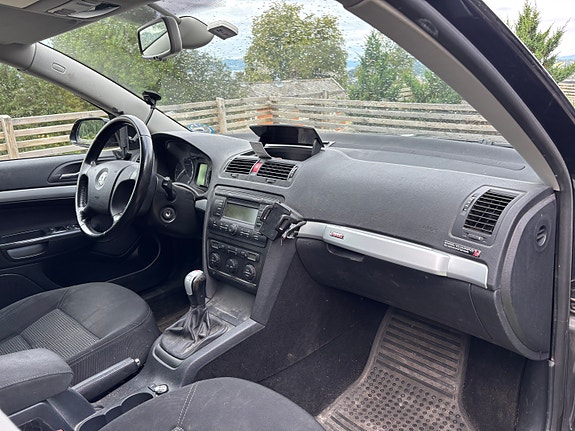 Skoda Octavia 2 of 5