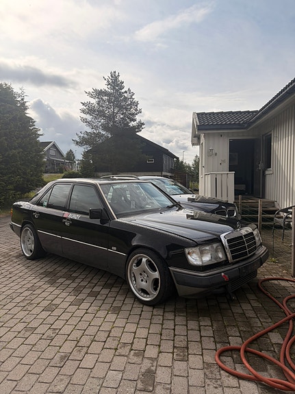 Mercedes-Benz 300 D 6 of 12