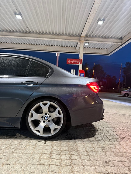 BMW 335i 5 of 19