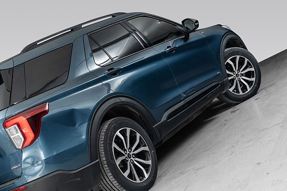 Ford Explorer 4 of 5