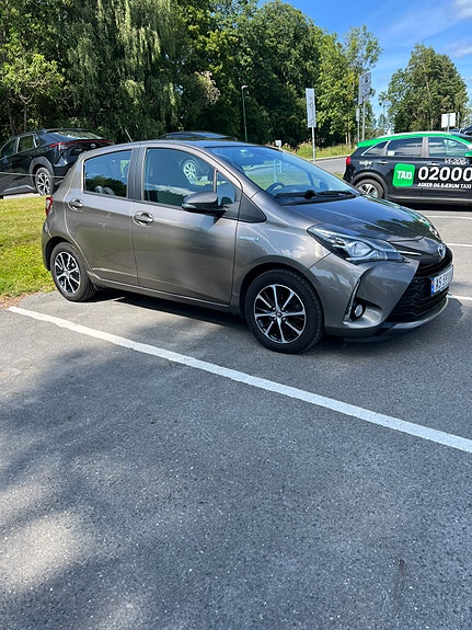 Toyota Yaris 2 of 11