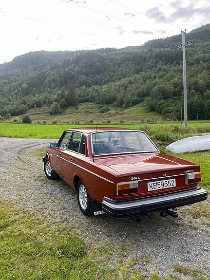 Volvo 240 3 of 5