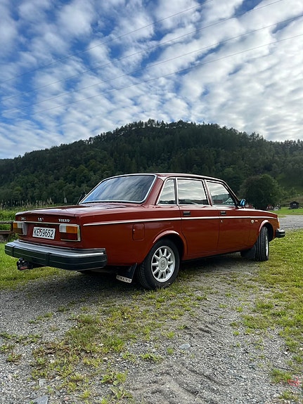 Volvo 240 2 of 5
