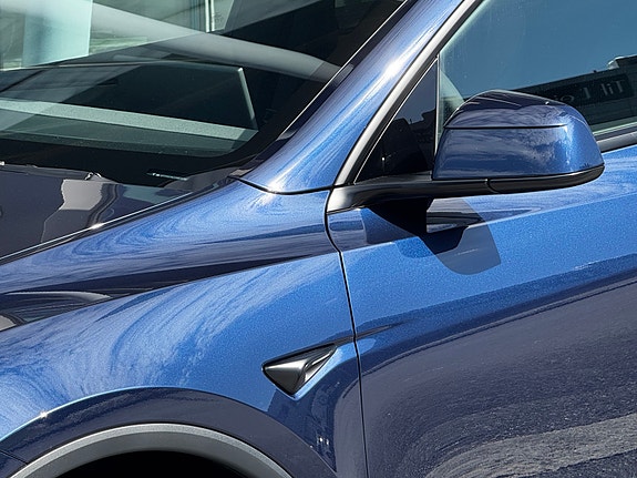 Tesla Model Y 4 of 5