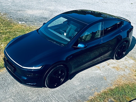 Tesla Model Y 3 of 5