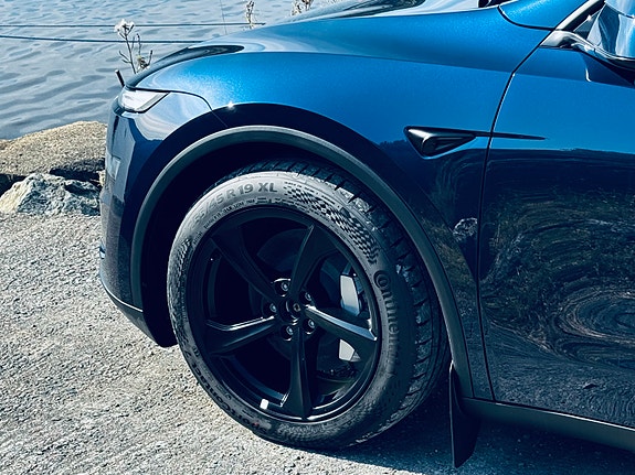 Tesla Model Y 2 of 5