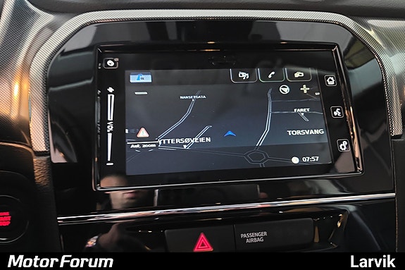 Navigasjon med live-kart på touchscreen gir oversiktlige kjøreruter.