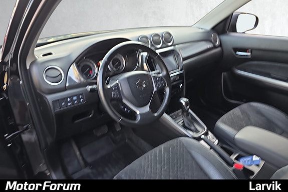Moderne cockpit med digital instrumentering og brukervennlige kontroller.