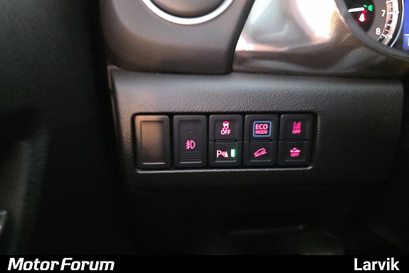 Enkel tilgang til bilens funksjoner med moderne dashboard-knapper.