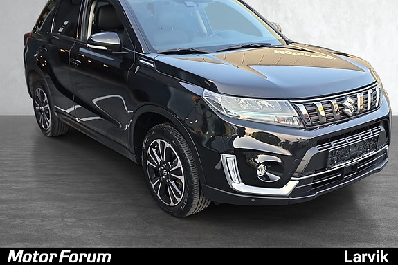 Distinctive front grille fremhever robust og moderne utseende.