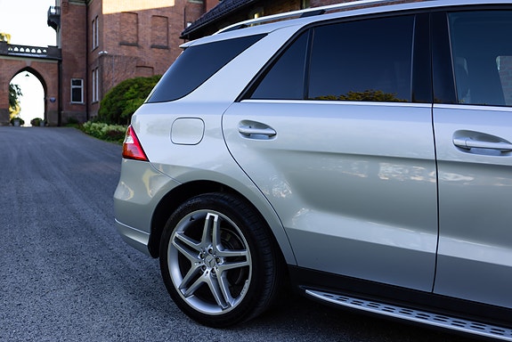 Mercedes-Benz ML350 5 of 5