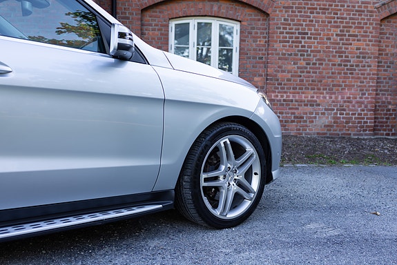 Mercedes-Benz ML350 4 of 5