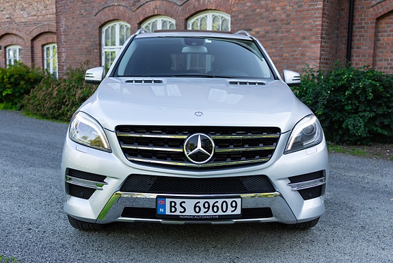 Mercedes-Benz ML350 3 of 5