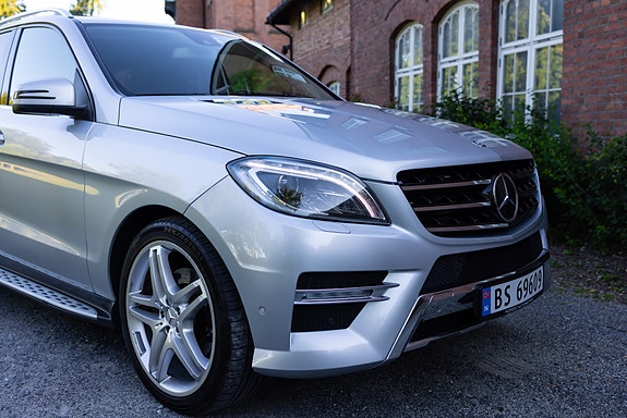 Mercedes-Benz ML350 2 of 5