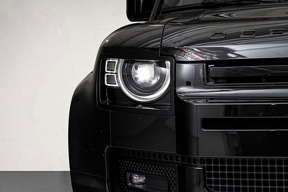 Land Rover Defender 110 5 of 5