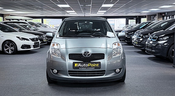 Toyota Yaris 2 of 16