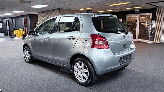 Toyota Yaris 7 of 16
