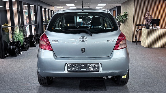Toyota Yaris 6 of 16