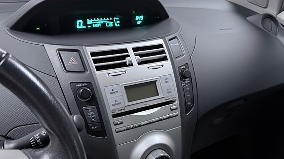 Toyota Yaris 13 of 16